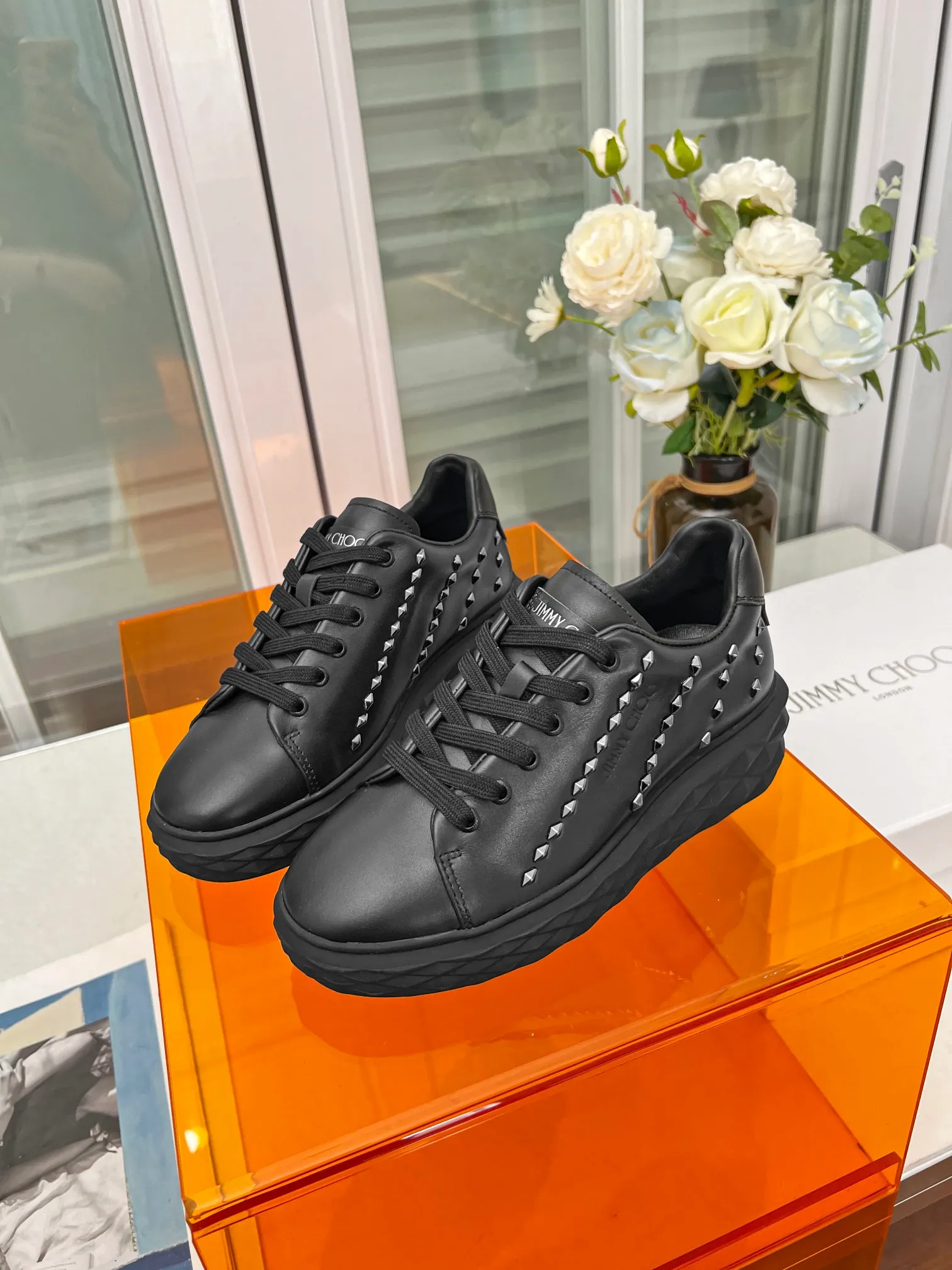 👟👟Ex-factory price 640👟👟 (rivet) Jimmy choo Jimmy Choo 2024 spring and summer Jc new Diamond A new series of sports shoes🔥The uppers are made of original imported cowhide with rivet embellishments🎵The soles are made of brand elements to prevent diamond multi-faceted cutting and have a full three-dimensional feel💥The gradually thinner and thicker soles are designed to make the shoes more comfortable on the feet without the slightest sense of oppression🌹A Diamond sneaker that is fashionable, comfortable, versatile and luxurious is worth owning🧚‍♀️ Fabric: Original imported top layer 🐂cowhide Inner lining: imported 🐑 sheepskin Foot: original injection molded 🐑 sheepskin Outsole: original glass glue combination bottom Size: 34-41 (custom-made size 34.41 is non-refundable)